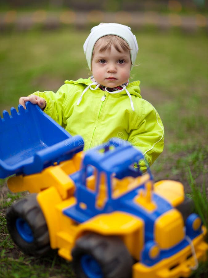 Tratores De Brinquedos Num Jogo De Escombros De Crianças Foto de Stock -  Imagem de brinquedos, potência: 252733032