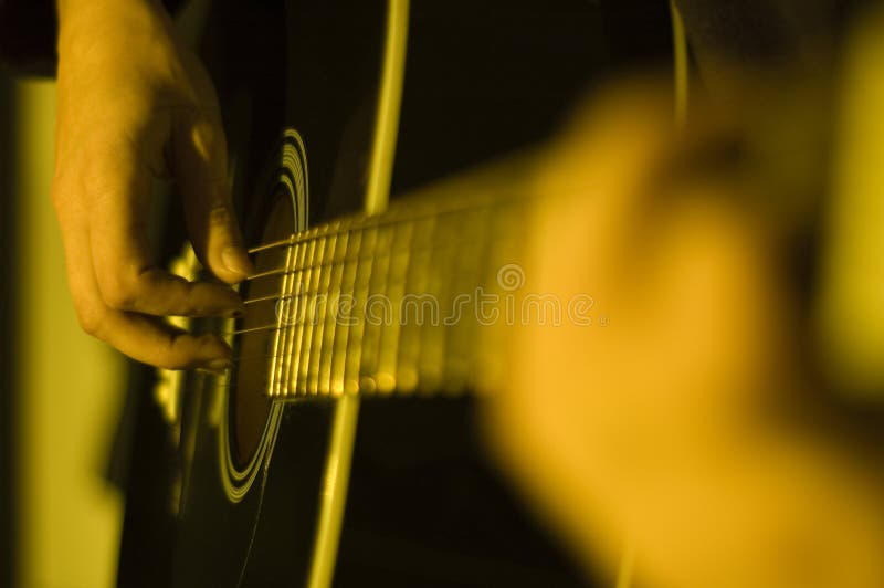 Jogando a guitarra