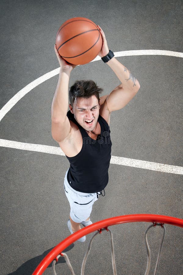 Ideia De ângulo Alto Do Basquetebol Dunking Do Jogador De Basquetebol Na  Aro Imagem de Stock - Imagem de cesta, jogar: 111358551