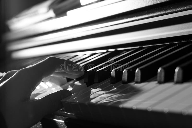 Um Músico Do Pianista é De Execução E De Jogo Alguma Música Agradável  Usando Um Teclado De Piano Em Uma Fase Em Algum Clube Notur Foto de Stock -  Imagem de entretenimento