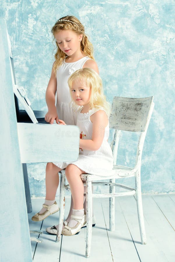 Pai Com a Menina Da Criança Na Música Do Jogo Do Natal No Piano Imagem de  Stock - Imagem de jogar, bonito: 134579623