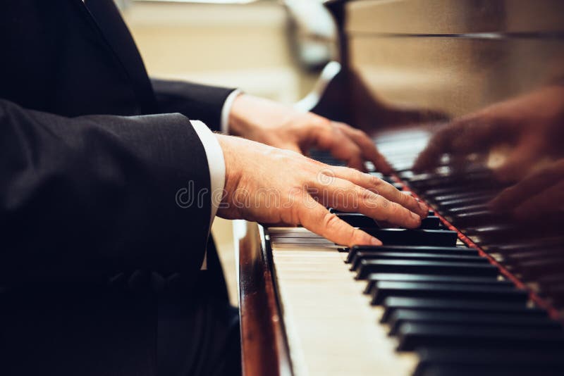 Jogo Da Música Do Piano Do Músico Do Pianista. Foto de Stock - Imagem de  chave, preto: 21569992