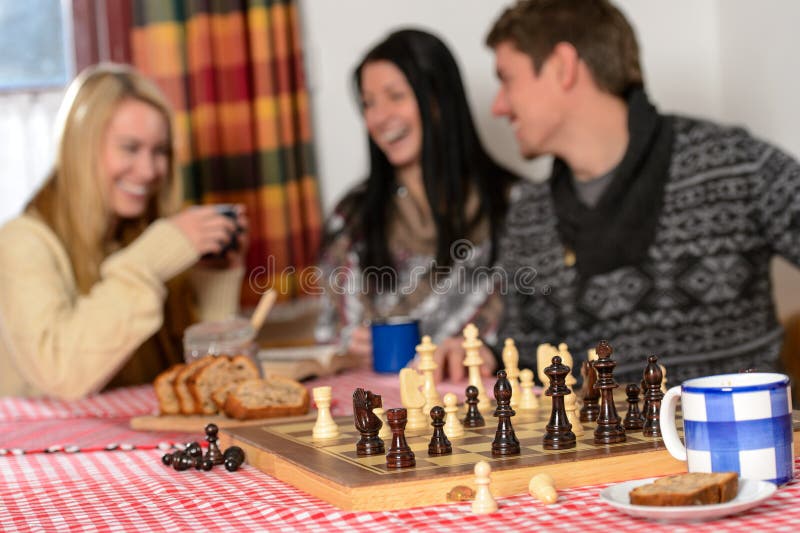 Amigos Que Recolhem Para Jogar a Xadrez Foto de Stock - Imagem de
