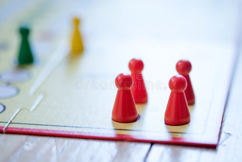 Jogando um jogo de salão meeples em uma mesa ludo