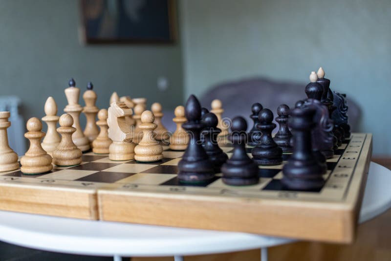 Jogar Xadrez Como Uma Maneira De Se Divertir Enquanto Fica Em Casa Com Sua  Família Imagem de Stock - Imagem de quarto, estratégia: 179099711
