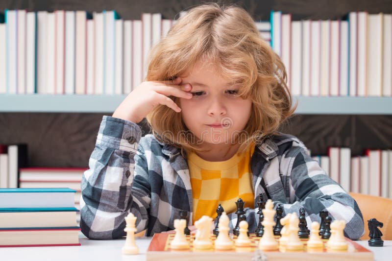 Jogar Xadrez. Escola De Xadrez. Criança Pensa No Jogo De Xadrez. Aluno  Inteligente E Inteligente Da Escola. Jogos Para O Cérebro Foto de Stock -  Imagem de menino, tabuleiro: 273499042