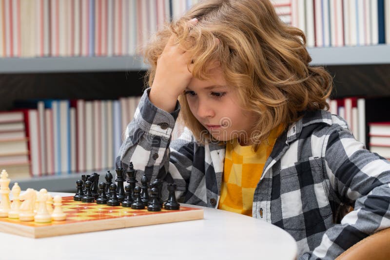 Jogar xadrez em casa foto de stock. Imagem de inteligência - 243468398