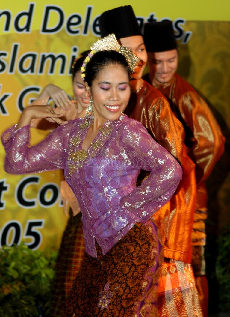 645 Malay Traditional Dance Stock Photos - Free & Royalty-Free Stock ...