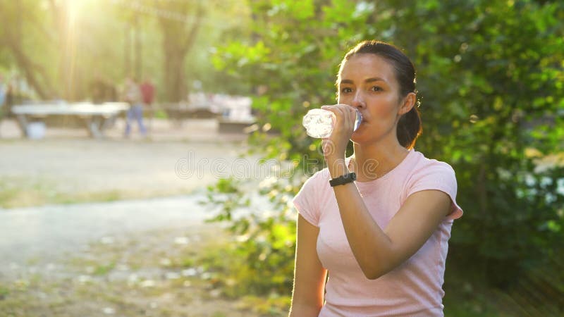 Jogger pitna woda po ćwiczeniach w parku