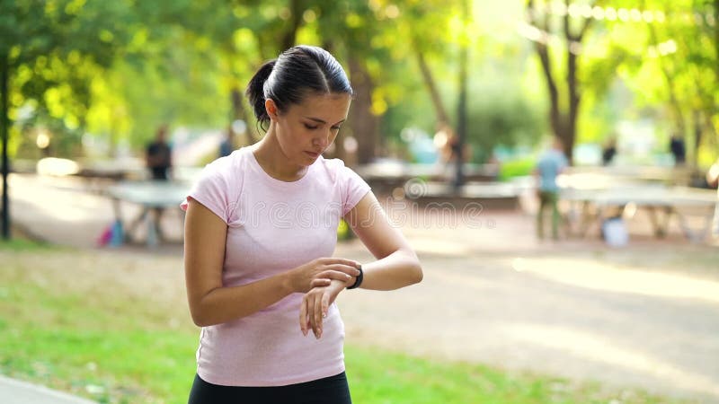 Jogger sprawdzał tętno przed treningiem w parku