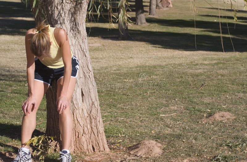 Una mujer quien corre por la salud exhausto después duro correr.