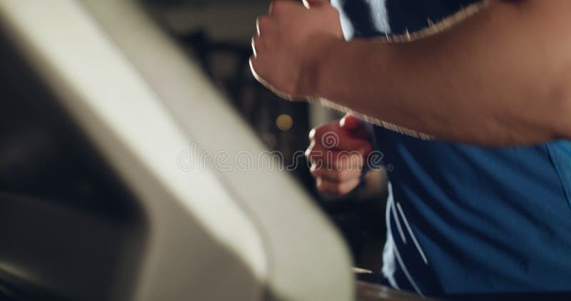Jogging sportif sur un tapis roulant et changement de vitesse à l'écran dans la salle de sport banque de vidéos