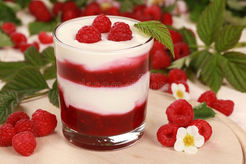 Joghurt In Einem Glas Mit Himbeeren Stockbild - Bild von blüte, süß ...