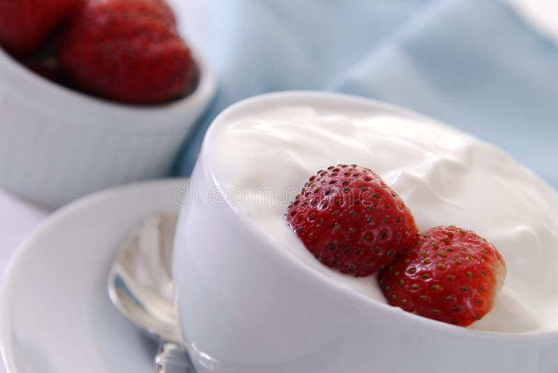 Joghurt mit Erdbeeren stockfoto. Bild von erdbeeren, joghurt - 16563632