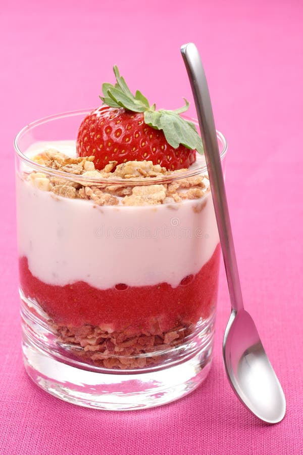 Joghurt mit Erdbeeren stockbild. Bild von müsli, joghurt - 5216837