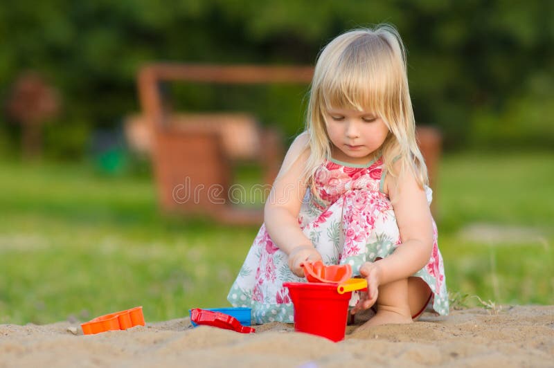 Garotinha Da Pré-escola Brincando Com Bonecas. Feliz E Excitante Festa De  Chá Infantil Com Brinquedos. Jogos De Papel Para Criança Foto de Stock -  Imagem de caucasiano, bonecas: 256652942