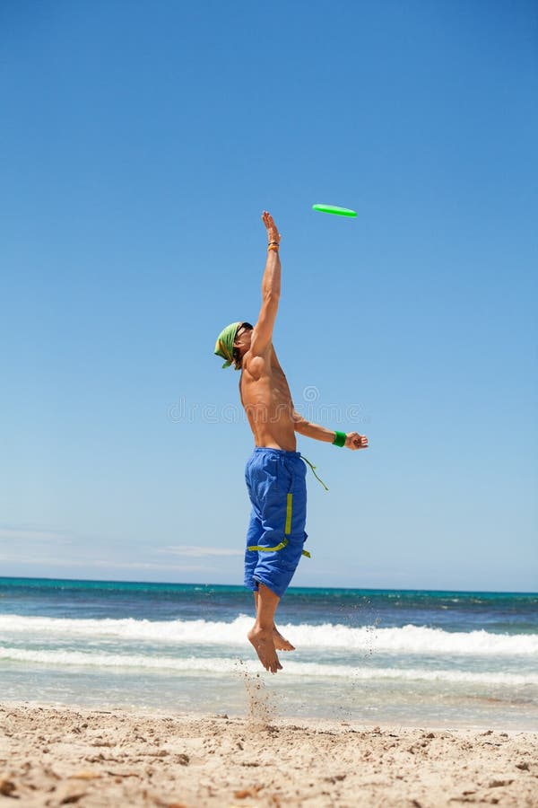 Jogador De Futebol Da Praia Na Ação Ângulo Largo Da Praia Ensolarada Imagem  de Stock - Imagem de oceano, atleta: 124770337