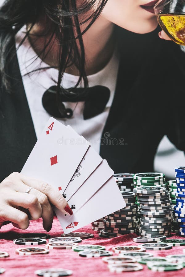 Jogo bem sucedido novo bonito da mulher em um casino em uma tabela fotos de stock royalty free Jogo bem sucedido novo bonito da mulher em um casino em uma tabela fotos de stock royalty free