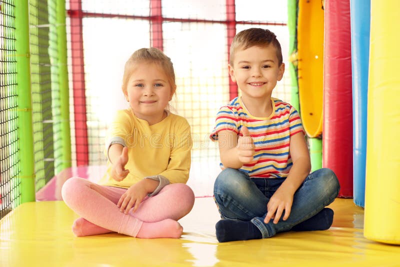 Crianças pequenas e adoráveis a brincar imagem de stock