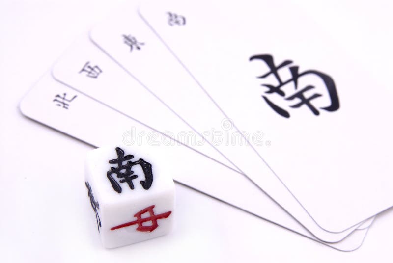 Telhas De Madeira Do Jogo Do Mahjong Na Caixa Isolada No Branco Imagem de  Stock - Imagem de tabela, jogo: 37620115