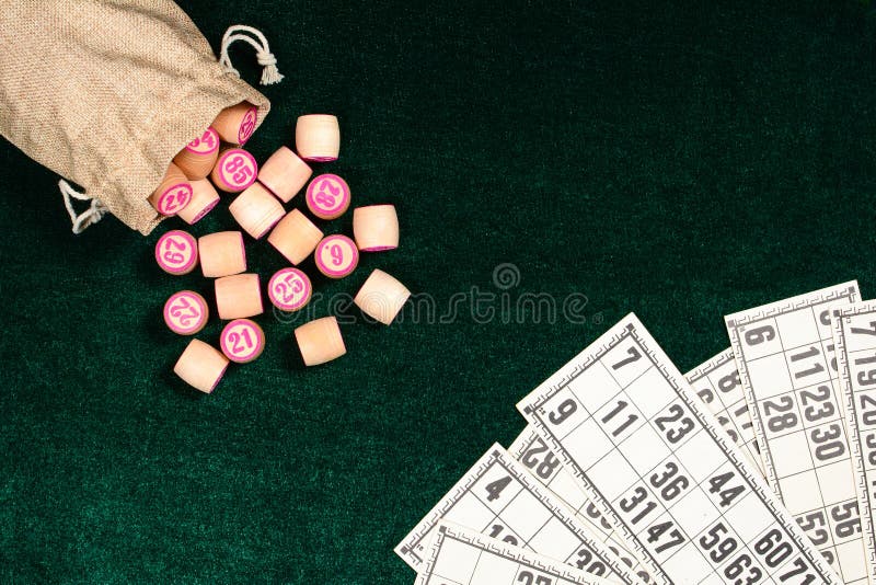 Jogo Clássico De Tabuleiro Da Família Loto. Vários Barris De Madeira Com  Números De Chips Vermelhos E Azuis E Duas Cartas Na Super Foto de Stock -  Imagem de tabela, estratégia: 236994602