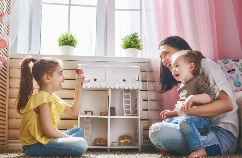 A Pintura Da Criança De Crianças Do Jogo Do Poço Da Imaginação Junto Foto  de Stock - Imagem de feliz, pessoa: 41518540