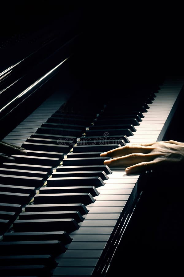 Um Músico Do Pianista é De Execução E De Jogo Alguma Música Agradável  Usando Um Teclado De Piano Em Uma Fase Em Algum Clube Notur Foto de Stock -  Imagem de entretenimento