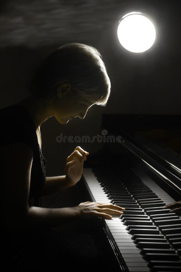 Jogo Da Música Do Piano Do Músico Do Pianista. Foto de Stock - Imagem de  chave, preto: 21569992