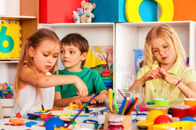 Jogo da massa da criança na escola Massa de modelar para crianças foto de stock Jogo da massa da criança na escola Massa de modelar para crianças foto de stock