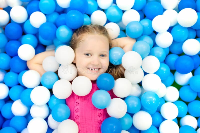 Bolas coloridas em um campo de jogo interno infantil