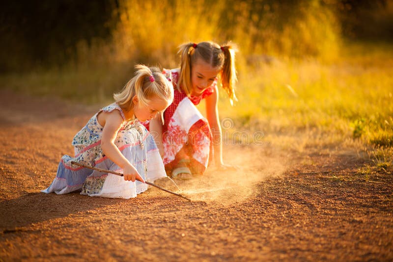 Irmãs mais novas a brincar foto de stock