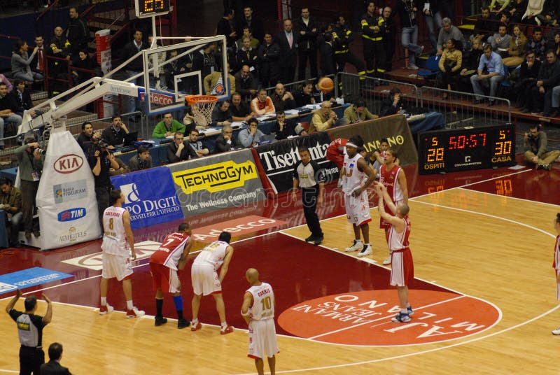 Jogo De Basquetebol Em Milão Imagem de Stock Editorial - Imagem de defesa,  jogador: 4649854