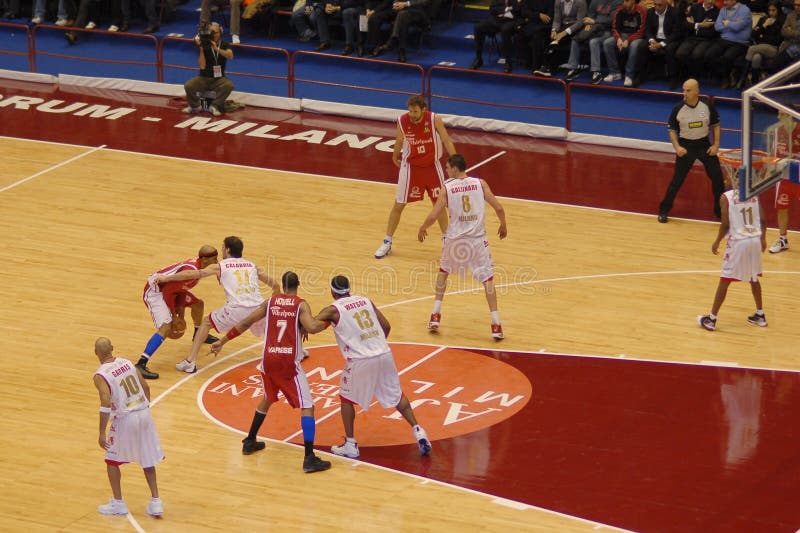 Jogo De Basquetebol Em Milão Imagem de Stock Editorial - Imagem de defesa,  jogador: 4649854