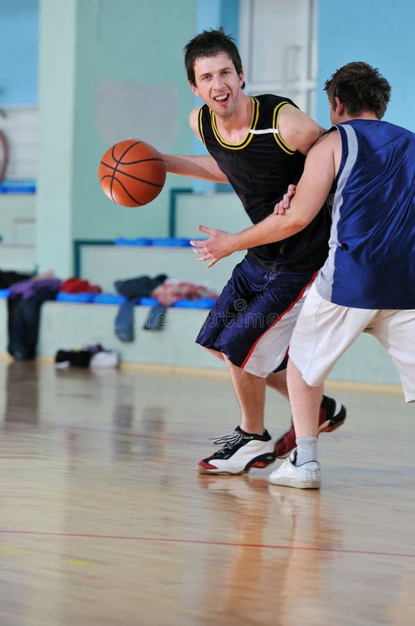 Esportivo Ensinando Garoto a Jogar Basquete Lá Fora Foto de Stock - Imagem  de atividade, objetivo: 216416036