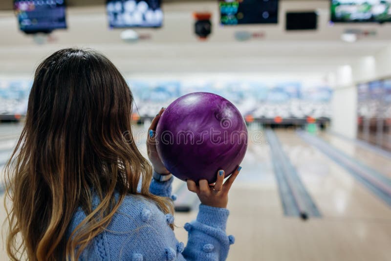 Conceito de boliche feminino da página de destino com jovem segura bola  para jogo de boliche feliz jogo feminino