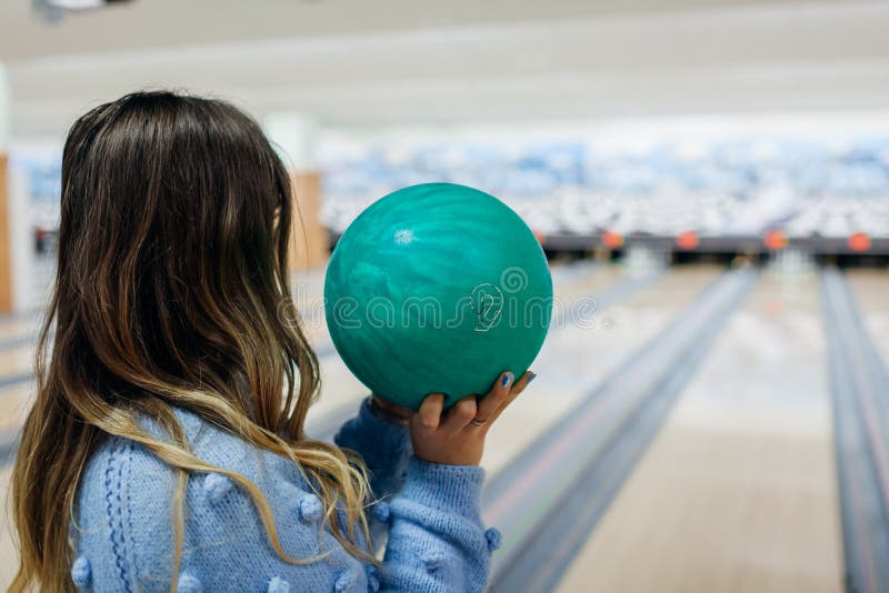 Conceito de boliche feminino da página de destino com jovem segura bola  para jogo de boliche feliz jogo feminino