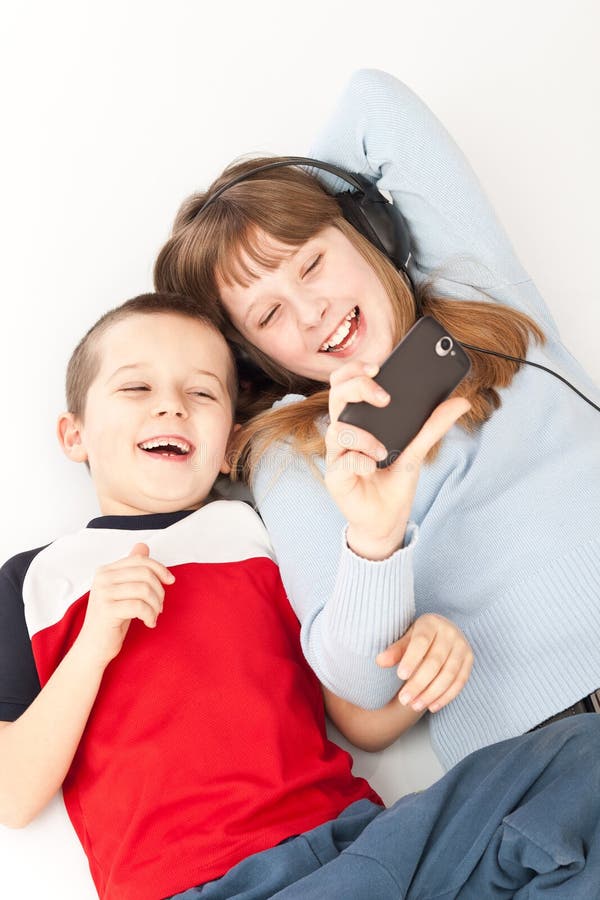 Crianças Com O Telefone Celular Exterior Dois Meninos Que Sorriem