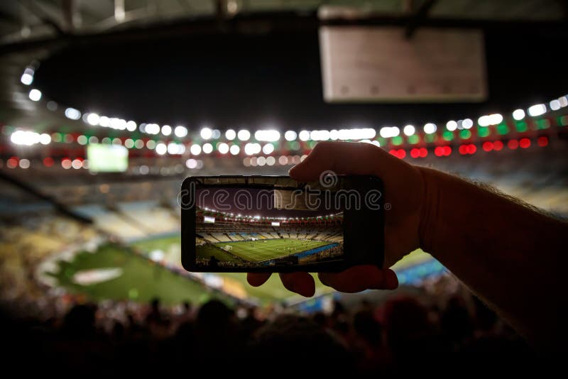 O Fan De Futebol Remove O Jogo De Futebol Foto de Stock - Imagem