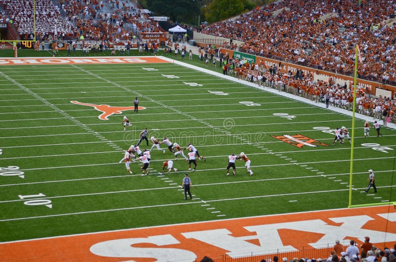 Jogo De Futebol Da Faculdade Dos Longhorns De Texas Imagem Editorial -  Imagem de americano, homem: 13312720