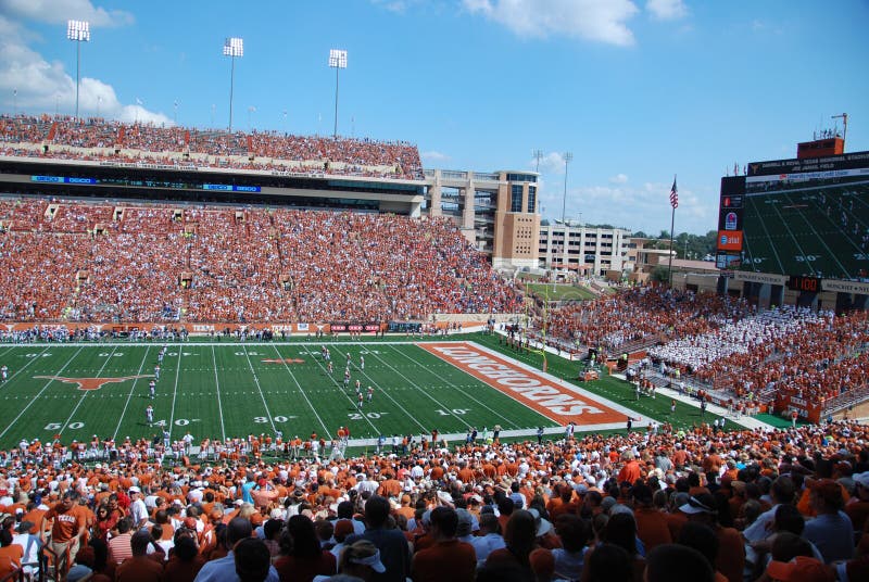 Jogo De Futebol Da Faculdade De Texas Longhorns Imagem Editorial - Imagem  de panorama, bandeira: 35289425