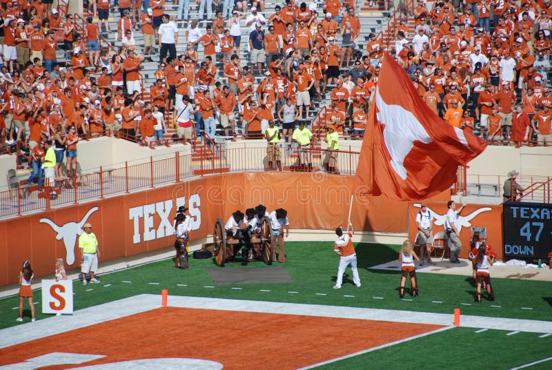 Jogo De Futebol Da Faculdade Dos Longhorns De Texas Imagem de Stock  Editorial - Imagem de homem, longhors: 13312764