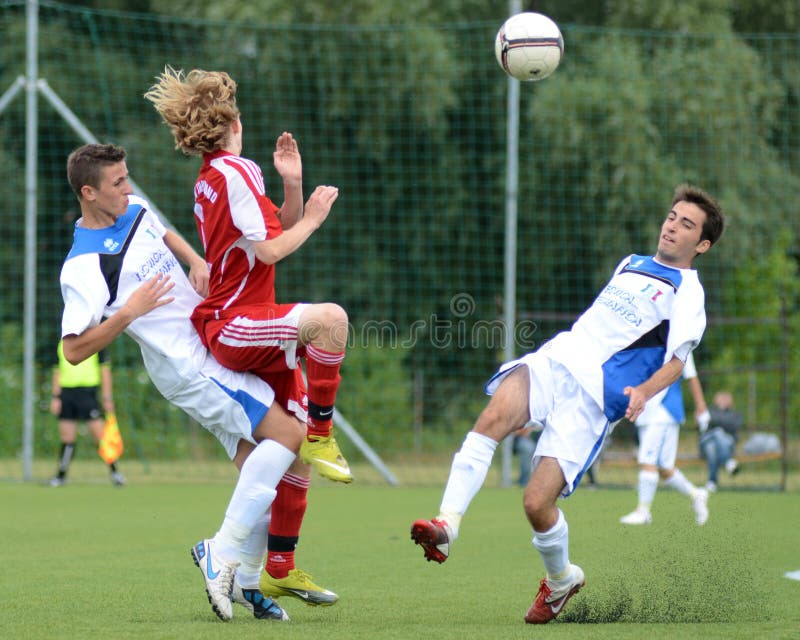 Garotos Da Escola Jogando Futebol Americano. Jogadores Jovens Jogando Bola  De Futebol No Campo De Grama Esportivo Foto de Stock - Imagem de  futebolista, movimento: 178438432