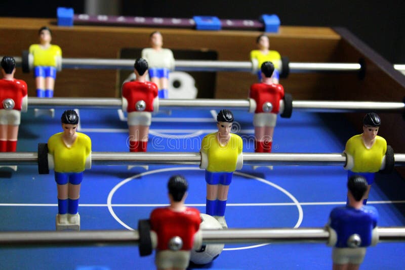 Jogo de futebol do futebol da tabela retrocesso jogadores de equipe dos esportes em t-shirt vermelhos e amarelos foto de stock royalty free Jogo de futebol do futebol da tabela retrocesso jogadores de equipe dos esportes em t-shirt vermelhos e amarelos foto de stock royalty free