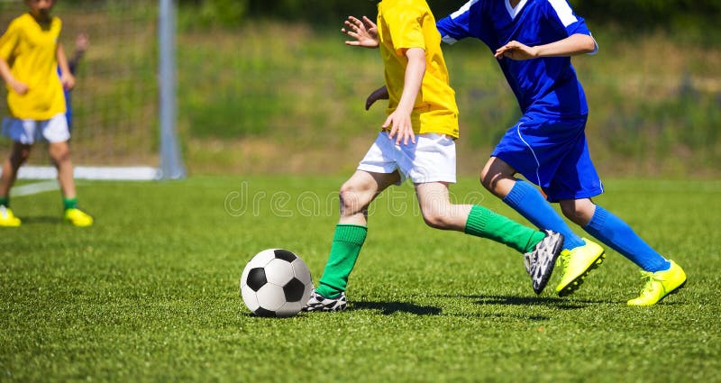 Dois Jogadores De Futebol Correndo E Dando Pontapés. Jogadores De Futebol  Adultos Competem No Jogo De Futebol Foto de Stock - Imagem de verde, duelo:  211382810