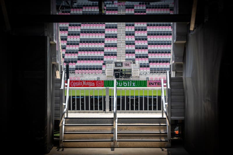 Jogo De Futebol Entre Inter Miami Cf E La Galáxia No Estádio Cor-de-rosa Do  Tambor. Vista De Estádio. Imagem de Stock Editorial - Imagem de copo,  vermelho: 216742164