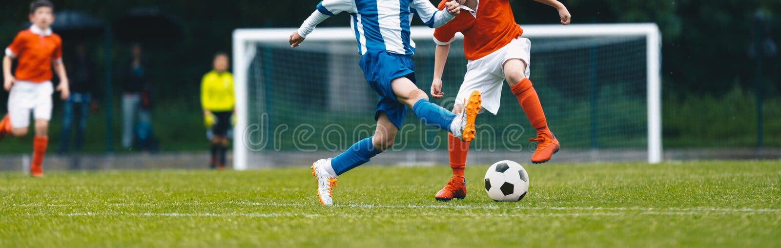 Garotos Da Escola Jogando Futebol Americano. Jogadores Jovens Jogando Bola  De Futebol No Campo De Grama Esportivo Foto de Stock - Imagem de  futebolista, movimento: 178438432