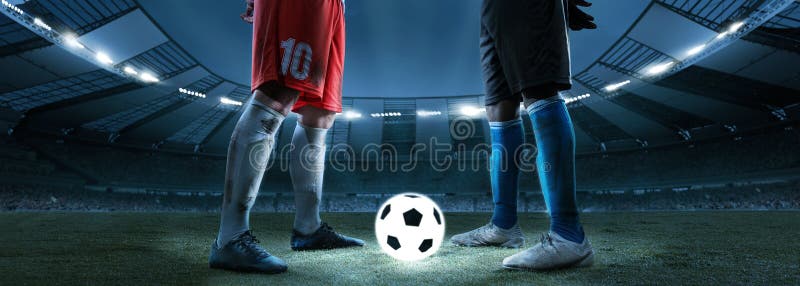 Dois jogadores de futebol masculino, jogadores de futebol driblando bola no  estádio durante o jogo de esporte no estádio cortado. Conceito de desporto  fotos, imagens de © vova130555@gmail.com #535531890