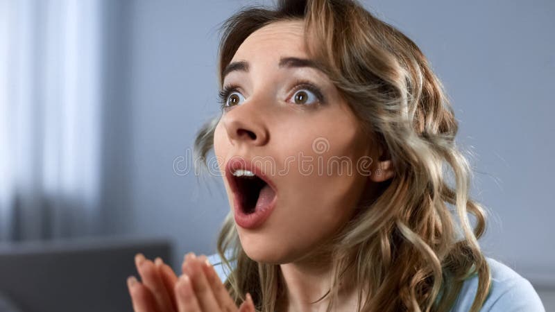 Jogo de futebol de observação da mulher feliz na tevê, equipe de apoio, cheering para o objetivo fotografia de stock Jogo de futebol de observação da mulher feliz na tevê, equipe de apoio, cheering para o objetivo fotografia de stock