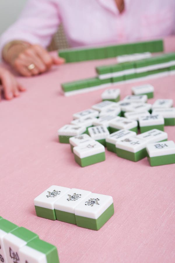 Telhas De Madeira Do Jogo Do Mahjong Na Caixa Isolada No Branco Imagem de  Stock - Imagem de tabela, jogo: 37620115