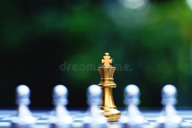 O Rei Na Batalha Do Jogo De Xadrez Da Rendição Do Tabuleiro De Xadrez Pelo  Cavaleiro E a Rainha Checkmate, Conceito Da Estratégia Foto de Stock -  Imagem de posto, batalha: 123867282